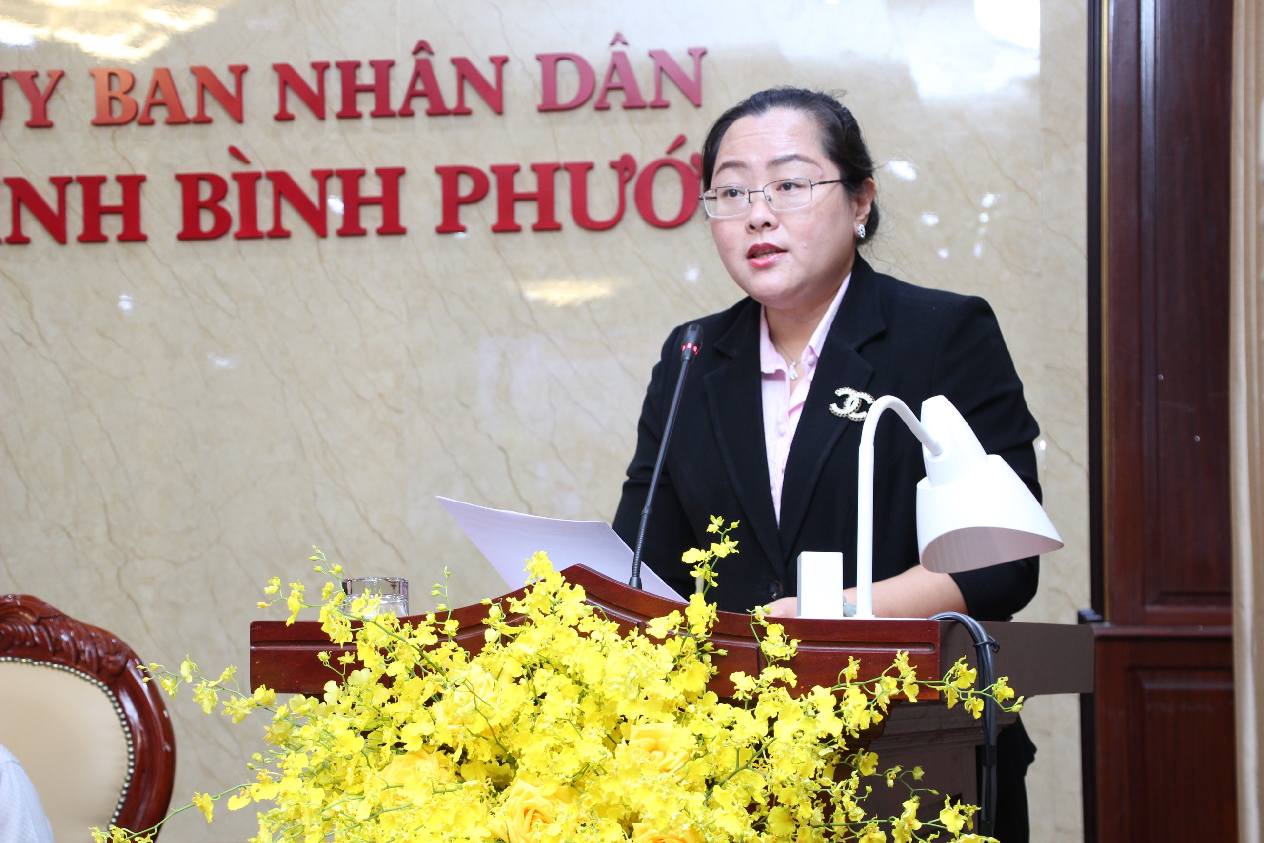 Bà Trần Thị Hồng Minh – Phó Giám đốc tiếp thị Becamex IDC trao đổi tại Hội thảo.